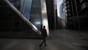 A pedestrian walks through the City of London on November 2 ahead of a coronavirus lockdown.(Bloomberg) A pedestrian walks through the City of London on November 2 ahead of a coronavirus lockdown.(Bloomberg)