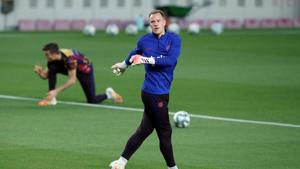 Soccer Football - La Liga Santander - FC Barcelona v Atletico Madrid - Camp Nou, Barcelona, Spain - June 30, 2020 Barcelona's Marc-Andre ter Stegen during the warm up before the match, as play resumes behind closed doors following the outbreak of the coronavirus disease (COVID-19) REUTERS/Albert Gea/Files(REUTERS) Soccer Football - La Liga Santander - FC Barcelona v Atletico Madrid - Camp Nou, Barcelona, Spain - June 30, 2020 Barcelona's Marc-Andre ter Stegen during the warm up before the match, as play resumes behind closed doors following the outbreak of the coronavirus disease (COVID-19) REUTERS/Albert Gea/Files(REUTERS)
