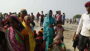 Villagers gather near the bank of the Ganga after a boat capsized in the river in Naugachhia on Thursday.(HT PHOTO) Villagers gather near the bank of the Ganga after a boat capsized in the river in Naugachhia on Thursday.(HT PHOTO)