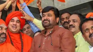 Congress leader and former minister in Karnataka Vinay Kulkarni (in brown shirt) was detained by the CBI in Dharwad Thursday morning.(PTI FILE PHOTO) Congress leader and former minister in Karnataka Vinay Kulkarni (in brown shirt) was detained by the CBI in Dharwad Thursday morning.(PTI FILE PHOTO)