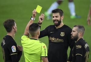 Gerard Pique of Barcelona reacts to receiving a yellow card.(Getty Images) Gerard Pique of Barcelona reacts to receiving a yellow card.(Getty Images)