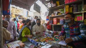 People buy firecrackers from a shop ahead of Diwali festival.(Amal KS/HT PHOTO) People buy firecrackers from a shop ahead of Diwali festival.(Amal KS/HT PHOTO)