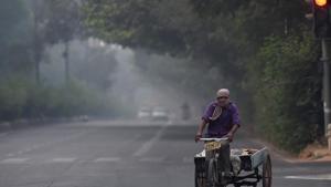 A man pedals his cart amid an atmosphere shrouded in smog, in New Delhi on Thursday.(File photo) A man pedals his cart amid an atmosphere shrouded in smog, in New Delhi on Thursday.(File photo)
