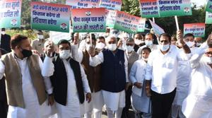 Congress leader Bhupinder Singh Hooda with party legislators during a protest march in support of farmers in Chandigarh on Friday.(Keshav Singh/HT) Congress leader Bhupinder Singh Hooda with party legislators during a protest march in support of farmers in Chandigarh on Friday.(Keshav Singh/HT)