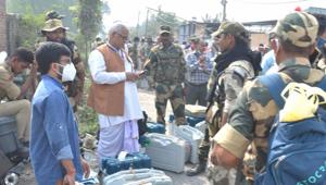 Security personnel carry Electronic Voting Machines (EVMs) as they leave for their election duty, ahead of the third and last leg of Bihar Assembly polls, in Muzaffarpur district on Friday.(PTI Photo) Security personnel carry Electronic Voting Machines (EVMs) as they leave for their election duty, ahead of the third and last leg of Bihar Assembly polls, in Muzaffarpur district on Friday.(PTI Photo)
