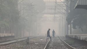 People walk along railway tracks on smoggy morning near Lodhi colony in New Delhi on Friday.(Amal KS/HT PHOTO) People walk along railway tracks on smoggy morning near Lodhi colony in New Delhi on Friday.(Amal KS/HT PHOTO)