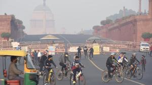 Morning walkers and cyclists amid smog and cold weather at Vijay Chowk in New Delhi. (Photo by Arvind Yadav/ Hindustan Times)(Arvind Yadav/HT PHOTO) Morning walkers and cyclists amid smog and cold weather at Vijay Chowk in New Delhi. (Photo by Arvind Yadav/ Hindustan Times)(Arvind Yadav/HT PHOTO)
