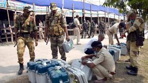 Security personnel tying the EVMs and polling materials to be distributed to polling officials from one of the distribution centers set up for the third phase of the ongoing Bihar Assembly Election, in Muzaffarpur on Friday.(ANI Photo) Security personnel tying the EVMs and polling materials to be distributed to polling officials from one of the distribution centers set up for the third phase of the ongoing Bihar Assembly Election, in Muzaffarpur on Friday.(ANI Photo)