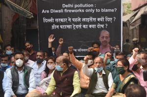 BJP leader Vijay Goel and representatives of firecracker sellers’ associations demonstrate against the Delhi government’s ban on of all kinds of crackers ahead of Diwali, near Jama Masjid in New Delhi.(Vipin Kumar/HT PHOTO) BJP leader Vijay Goel and representatives of firecracker sellers’ associations demonstrate against the Delhi government’s ban on of all kinds of crackers ahead of Diwali, near Jama Masjid in New Delhi.(Vipin Kumar/HT PHOTO)