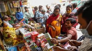 The Delhi Government has announced ban on firecrackers, including those branded ‘green’, between November 7 and 30 in the view of rising air pollution, amid increasing Covid-19 cases.(PTI) The Delhi Government has announced ban on firecrackers, including those branded ‘green’, between November 7 and 30 in the view of rising air pollution, amid increasing Covid-19 cases.(PTI)