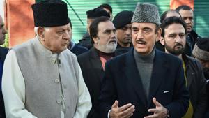 Senior Congress leader Ghulam Nabi Azad with National Conference leader Farooq Abdullah.(File photo) Senior Congress leader Ghulam Nabi Azad with National Conference leader Farooq Abdullah.(File photo)