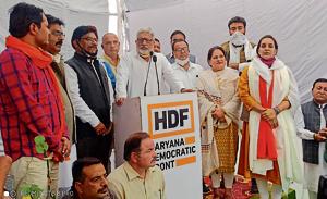 HDF founder Nirmal Singh addressing the gathering on Tuesday. Also seen in the picture are Chitra Sarwara (extreme right) and the Front’s mayoral candidate Amisha Chawla.(HT PHOTO) HDF founder Nirmal Singh addressing the gathering on Tuesday. Also seen in the picture are Chitra Sarwara (extreme right) and the Front’s mayoral candidate Amisha Chawla.(HT PHOTO)