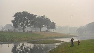 A view showing an area near Rajghat engulfed in smog due to rising pollution, in New Delhi.(Raj K Raj/HT PHOTO) A view showing an area near Rajghat engulfed in smog due to rising pollution, in New Delhi.(Raj K Raj/HT PHOTO)