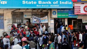People crowd the entrance of the State Bank of India branch in Beawar city in the desert state of Rajasthan.(REUTERS) People crowd the entrance of the State Bank of India branch in Beawar city in the desert state of Rajasthan.(REUTERS)