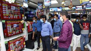 People watch coverage of Bihar assembly election in Patna on Tuesday.(AP) People watch coverage of Bihar assembly election in Patna on Tuesday.(AP)