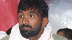 Yogeshwar Dutt trails in Baroda by more than 3,500 votes.(HT Photo) Yogeshwar Dutt trails in Baroda by more than 3,500 votes.(HT Photo)