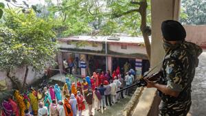 Bihar Results 2020: A security official keeps a vigil as voters stand in queues to cast their votes at a polling station during Bihar Assembly Elections.(PTI file) Bihar Results 2020: A security official keeps a vigil as voters stand in queues to cast their votes at a polling station during Bihar Assembly Elections.(PTI file)