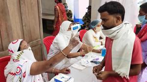 Voters undergo thermal screening at a polling booth as they stand in queues to cast their votes during the Bihar Assembly Election.(ANI File) Voters undergo thermal screening at a polling booth as they stand in queues to cast their votes during the Bihar Assembly Election.(ANI File)