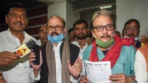 Grand alliance leaders RJD leader Manoj Jha, Congress leader Tariq Anwar and other party leaders arrive at election office during the counting of votes for the Bihar Assembly election in Patna.(PTI)