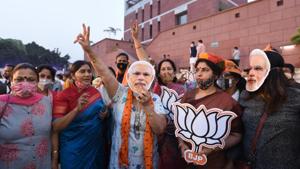 BJP supporters in a celebratory mood after counting for the Bihar assembly election showed leads for the NDA, at the party headquarters in New Delhi.(Arvind Yadav/HT PHOTO) BJP supporters in a celebratory mood after counting for the Bihar assembly election showed leads for the NDA, at the party headquarters in New Delhi.(Arvind Yadav/HT PHOTO)
