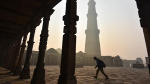 A view of Qutub Minar on a smoggy morning in New Delhi on Tuesday, November 10.(Sanchit Khanna/HT PHOTO) A view of Qutub Minar on a smoggy morning in New Delhi on Tuesday, November 10.(Sanchit Khanna/HT PHOTO)