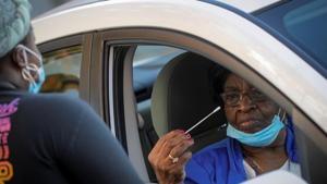 A woman prepares to take a test for the coronavirus disease (Covid-19) in Staten Island, New York, US, November 10, 2020.(Reuters Photo) A woman prepares to take a test for the coronavirus disease (Covid-19) in Staten Island, New York, US, November 10, 2020.(Reuters Photo)