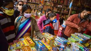 Last week, state environment minister Parimal Suklabaidya told journalists the government was against a blanket ban on the sale and bursting of firecrackers during Diwali.(PTI)
