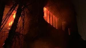 The fire broke out at around 8:46pm.(HT photo/ Shiv Sunny) The fire broke out at around 8:46pm.(HT photo/ Shiv Sunny)