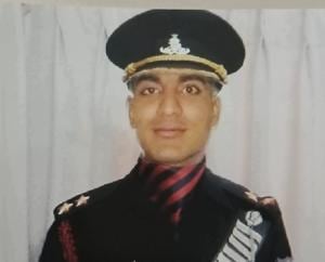 The police have recovered 10 identification cards, two mobiles, a tablet, a printer, laptop, duplicate documents, and Indian Army officer uniform including shoes, waist-belt and a cap with the emblem(HT PHOTO)