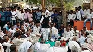 The leaders of the Gurjar society blocked the Karauli-Hindaun road as part of the Gurjar Reservation Movement, in Karauli on Tuesday.(ANI) The leaders of the Gurjar society blocked the Karauli-Hindaun road as part of the Gurjar Reservation Movement, in Karauli on Tuesday.(ANI)