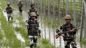 The officials said Pakistan Army also fired towards Indian positions in Uri sector of Baramulla district.(Nitin Kanotra / Hindustan Times file photo) The officials said Pakistan Army also fired towards Indian positions in Uri sector of Baramulla district.(Nitin Kanotra / Hindustan Times file photo)