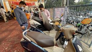 On Dhanteras, two-wheeler dealerships saw fewer takers as compared to those selling four-wheelers.(Harsimar Singh/HT) On Dhanteras, two-wheeler dealerships saw fewer takers as compared to those selling four-wheelers.(Harsimar Singh/HT)