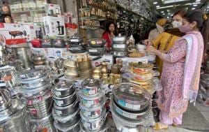 While dinner sets and cookware are popular as Diwali gifts, their sales are so far low.(Gurpreet Singh/HT) While dinner sets and cookware are popular as Diwali gifts, their sales are so far low.(Gurpreet Singh/HT)