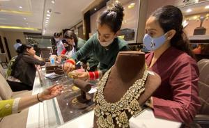 Special festive offers also failed to elicit shopping enthusiasm, as residents stuck to lower quantities, say jewellers.(Gurpreet Singh/HT) Special festive offers also failed to elicit shopping enthusiasm, as residents stuck to lower quantities, say jewellers.(Gurpreet Singh/HT)