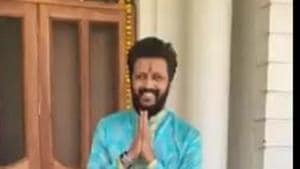 Riteish Deshmukh has shared an interesting video showing how they recycled his mom’s sari for their Diwli dresses. Riteish Deshmukh has shared an interesting video showing how they recycled his mom’s sari for their Diwli dresses.