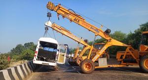 The bus that fell off a bridge being pulled out by cranes.(PHOTO: Satara Police) The bus that fell off a bridge being pulled out by cranes.(PHOTO: Satara Police)