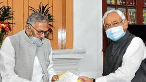 Bihar chief minister Nitish Kumar tenders his resignation to Governor Phagu Chauhan at Raj Bhawan in Patna on Friday(Santosh Kumar/HT photo) Bihar chief minister Nitish Kumar tenders his resignation to Governor Phagu Chauhan at Raj Bhawan in Patna on Friday(Santosh Kumar/HT photo)