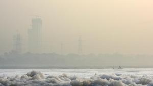 Fishermen seen at work in heavily polluted waters of the Yamuna River at Kalindi Kunj in New Delhi.(Biplov Bhuyan/HT PHOTO) Fishermen seen at work in heavily polluted waters of the Yamuna River at Kalindi Kunj in New Delhi.(Biplov Bhuyan/HT PHOTO)