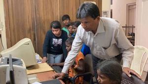 Advocate Hariom Jindal taking computer lessons for slum children in Ludhiana.(HT PHOTO) Advocate Hariom Jindal taking computer lessons for slum children in Ludhiana.(HT PHOTO)