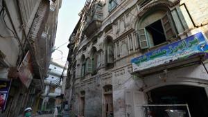 In this picture taken on October 7, 2020, residents walk in front of the Kapoor mansion, the more than 100-year-old ancestral home of late Indian Bollywood icon Raj Kapoor in Peshawar, which authorities in Pakistan's northwestern Khyber Pakhtunkhwa province plan to restore and turn into a museum.(AFP) In this picture taken on October 7, 2020, residents walk in front of the Kapoor mansion, the more than 100-year-old ancestral home of late Indian Bollywood icon Raj Kapoor in Peshawar, which authorities in Pakistan's northwestern Khyber Pakhtunkhwa province plan to restore and turn into a museum.(AFP)