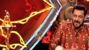 Bigg Boss 14 Weekend ka Vaar promo: Salman Khan reacts as he watches Jaan Kumar Sanu and Rahul Vaidya sing on the episode. Bigg Boss 14 Weekend ka Vaar promo: Salman Khan reacts as he watches Jaan Kumar Sanu and Rahul Vaidya sing on the episode.