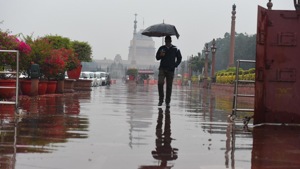 A man walking near the Union Home Ministry during a sudden rain in Delhi.(Rakj K Raj/HT PHOTO) A man walking near the Union Home Ministry during a sudden rain in Delhi.(Rakj K Raj/HT PHOTO)