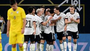 Timo Werner (M) of Germany cheers after his goal with his team mates(Getty Images) Timo Werner (M) of Germany cheers after his goal with his team mates(Getty Images)