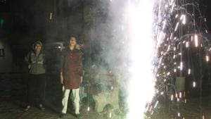 People burst crackers at Phase-XI in Mohali on Diwali. Unlike Chandigarh, fireworks were allowed here from 8pm to 10pm.(Gurminder Singh/HT) People burst crackers at Phase-XI in Mohali on Diwali. Unlike Chandigarh, fireworks were allowed here from 8pm to 10pm.(Gurminder Singh/HT)