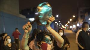 A woman hits a pot during a protest outside the Almenara hospital, where one of the anti government protestors died during a protest to demonstrate the refusal to recognize Peru's new government, in Lima.(AP) A woman hits a pot during a protest outside the Almenara hospital, where one of the anti government protestors died during a protest to demonstrate the refusal to recognize Peru's new government, in Lima.(AP)