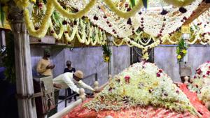 Devotees offer prayers at the Mahim Dargah on November 16.(Bhushan Koyande/HT photo) Devotees offer prayers at the Mahim Dargah on November 16.(Bhushan Koyande/HT photo)