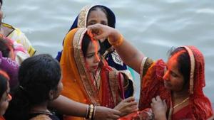 Every year, massive crowds gather at various water bodies across Jharkhand to worship the setting sun and then the rising sun next morning.(HT file photo) Every year, massive crowds gather at various water bodies across Jharkhand to worship the setting sun and then the rising sun next morning.(HT file photo)