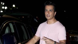 Bollywood actor Sonu Sood spotted at Bandra, in Mumbai.(PTI) Bollywood actor Sonu Sood spotted at Bandra, in Mumbai.(PTI)