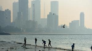 The city witnessed hazy weather at Dadar chowpatty, on Tuesday.(Satish Bate/HT Photo)
