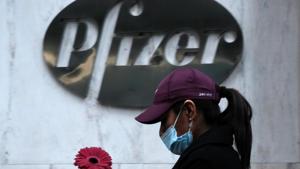 A woman walks by Pfizer's New York headquarters as New York City tries to contain a spike in Covid-19 cases on November 16, 2020 in New York City.(AFP) A woman walks by Pfizer's New York headquarters as New York City tries to contain a spike in Covid-19 cases on November 16, 2020 in New York City.(AFP)
